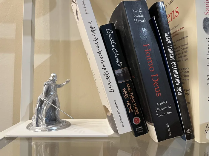 Low-Poly Darth Vader book stand / book end, a preview image from Printables
