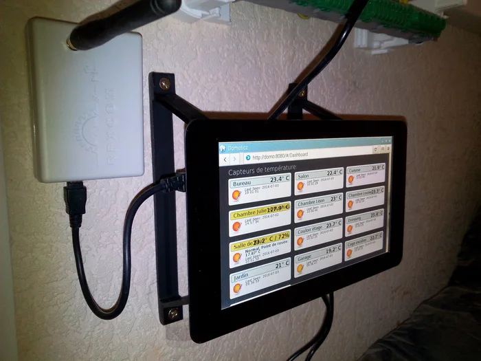 Raspberry Pi Official 7 Inches Touchscreen Simple Wall Mounting, a preview image from Thingiverse