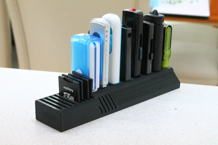 USB and SD card holder for wide USB sticks, a preview image from Thingiverse